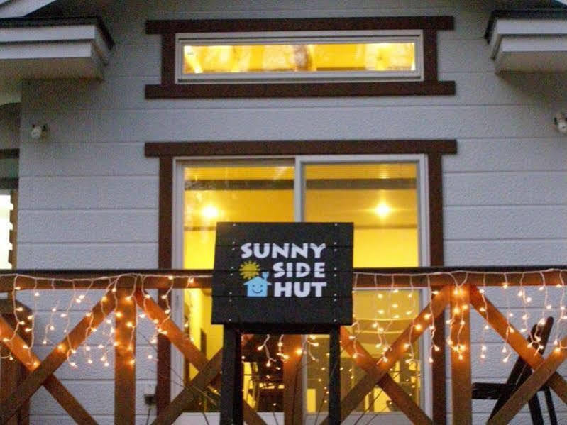 לינה וארוחת בוקר האקובה Sunny Side Hut מראה חיצוני תמונה